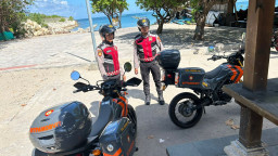 Patroli R2 Sat Samapta Polres Bandara Ngurah Rai Sambangi Masyarakat di Kawasan Pantai Sekeh