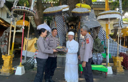 Sat Binmas Polres Bandara Ngurah Rai Sambangi Tokoh Agama, Serahkan Sarana Kontak untuk Perkuat Kamtibmas