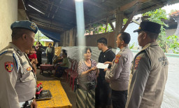Polres Bandara Ngurah Rai Tunjukkan Solidaritas, Melayat ke Rumah Duka Orang Tua Anggota