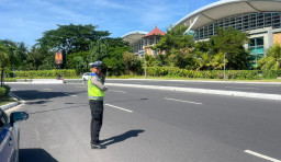 Polisi Atur Lalu Lintas di Bandara Ngurah Rai, Pastikan Arus Kendaraan Lancar dan Aman
