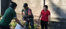 Jaga Kebersihan Lingkungan, Serda Yudi Siswanto Gerakkan Gotong Royong di Jalan Denpasar-Gilimanuk