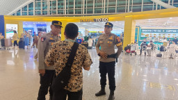 Patroli Humanis di Terminal Internasional, Polisi Bandara Ngurah Rai Sapa Wisatawan