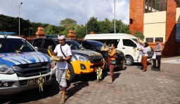 Polres Bandara Ngurah Rai Gelar Persembahyangan Tumpek Landep, Maknai Ketajaman Pikiran dan Pengabdian