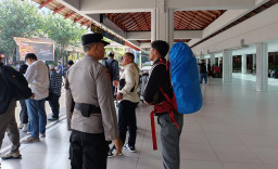 Hadirkan Rasa Aman, Polres Bandara Ngurah Rai Intensifkan Patroli Humanis di Terminal Domestik