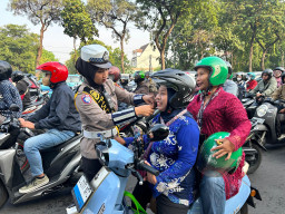 Dari Perempuan untuk Perempuan: Polwan Surabaya Tebar Apresiasi di Hari Kartini