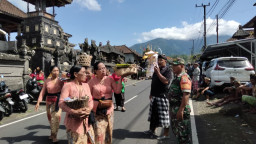 TNI Hadir di Tengah Tradisi, Babinsa Wongaya Gede Amankan Jalannya Upacara Ngaben Warga 