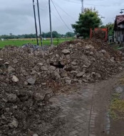 Akses Jalan Warga Desa Kaloran Tertutup Tanah Urug, Aktivitas Terganggu dan Dikeluhkan Masyarakat