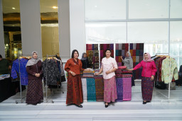 Lestarikan Warisan Bali, Jegeg Tri Busana Hadirkan Sentuhan Modern pada Tenun Endek Tradisional