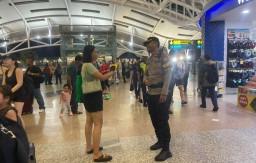 Polisi Sapa Wisatawan di Bandara Ngurah Rai, Perkuat Rasa Aman Lewat Patroli Humanis