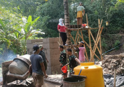 Potret Kebersamaan di Yehembang Kauh: TNI dan Warga Kompak Lansir Material Demi Jembatan Desa