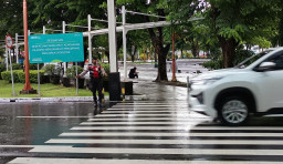 Jaga Kenyamanan Penumpang, Polisi Bandara Ngurah Rai Atur Lalin Pagi di Terminal Domestik