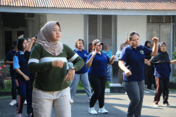 Bangun Semangat Pagi, Warga Binaan Perempuan Lapas I Madiun Ikuti Senam Bersama