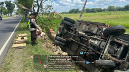 Diduga Mengantuk, Sebuah Truk Terperosok ke Parit dan Sawah di Jrengik Sampang
