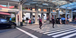 Sat Samapta Polres Bandara Ngurah Rai Kendalikan Arus Pagi di Drop Zone Domestik, Lalin Ramai Lancar