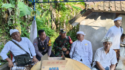 TNI di Garda Terdepan, Babinsa Beraban Amankan Pujawali di Kediri Tabanan 