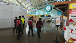 Patroli Gabungan Polres Bandara Ngurah Rai, Jaga Keamanan Lonjakan Penumpang Akhir Pekan