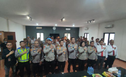 Wakapolres Metro Jakarta Barat Tekankan Pelayanan Masyarakat dan Pengecekan Urin di Polsek Tambora.