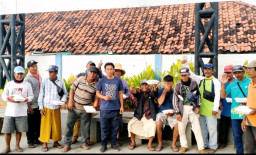 Jaga Tradisi Jumat Berkah, Kapolres Sampang AKBP Hartono Konsisten Berbagi kepada Tukang Becak"