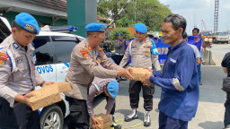 Polres Pelabuhan Tanjung Priok Gelar Jumat Berkah, Bagikan Ratusan Paket Nasi di Masjid Baitul Latif