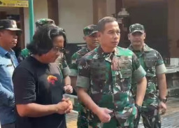 Hari Bumi: Pangdam Jaya & Arif Kamarudin Angkat 400 Kg Ikan Invasif dari Setu Babakan.