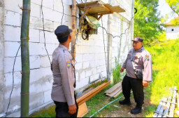 Dua Warga Gulbung Tersengat Listrik Saat Bekerja, Polisi Evakuasi Korban ke RSUD Moh Zyn