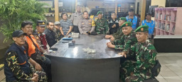 Patroli Bersama Malam Hari: Sinergi TNI-Polri dan Masyarakat Jaga Keamanan Wilayah.