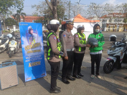 Srikandi Satlantas Polres Sampang Gelar Aksi Simpatik di Hari Kartini, Bagikan Helm Hingga SIM Gratis