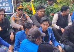Suasana Memanas, Kapolres Sampang Turun Langsung Dinginkan Aksi Demo PMII