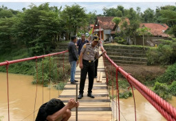 Wujud Bakti Sosial, Kapolres Sampang Pimpin Renovasi Jembatan Gantung di Desa Tanggumong