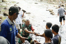 Letkol Inf Sy Gafur Thalib Terharu, Warga Turun ke Sungai Dukung Pembangunan Jembatan Garuda