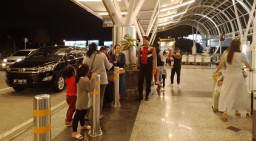 Sapa Wisatawan Dengan Humanis, Polisi Bandara Ngurah Rai Perkuat Keamanan
