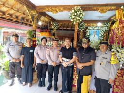 Penghormatan Terakhir Untuk Jro Bendesa Adat Pagan, Kapolsek Dentim Datangi Rumah Duka