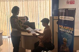 Pelayanan Humanis Satpas SIM Polresta Denpasar, Pemohon Dibantu Teliti Data Identitas