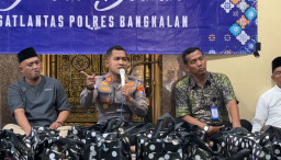 Kasat Lantas Polres Bangkalan Gelar Jumat Berkah, Bagikan Sembako dan Sampaikan Imbauan Kamtibcarlantas
