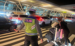 Polisi Sigap Atur Arus Kendaraan dan Bantu Penumpang di Terminal Internasional Ngurah Rai