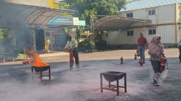 Satpam PT Haleyora Powerindo Siaga Hadapi Kebakaran di Lingkungan PLN Ketintang