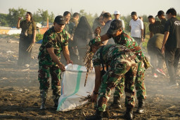 Sinergi Tanpa Batas, Kodim 1617/Jembrana dan Kecamatan Negara Bergerak Bersihkan Pantai Pengambengan