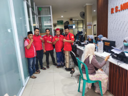 Tebar Kebaikan, Ambulans MADAS SEDARAH Sampang Gerak Cepat Antar Warga Dapatkan Penanganan Medis