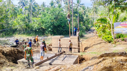 Personil Kodim 1617/Jembrana dan Warga Tancap Gas Rampungkan Tiang Pilon Jembatan Nusamara 