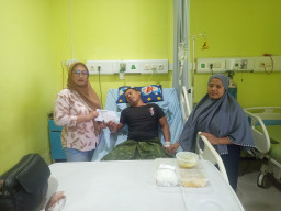 Solidaritas Rekan Wartawan, Jenguk Hariyanto Pimred Beritaviralnews.id, yang Dirawat di RSUD Husada Prima