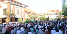 Ratusan Jama'ah Ikuti Sholat Idul Adha 1447 H di Lapangan Polresta Denpasar