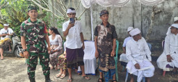 Jaga Kelestarian Adat, Babinsa Serka Gede Semara Putra Hadiri Upacara Diksa Pariksa di Desa Budeng