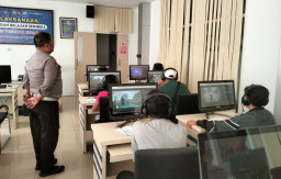 Berikan Pelayanan Humanis Satpas SIM Polresta Denpasar, Pemohon SIM Diberikan Pendampingan Saat Ujian Teori