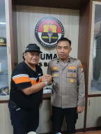 Penasehat KWI Abah Samsul Arifin Pererat Silaturahmi dengan Kasi Humas Polres Bangkalan IPDA Agung Intama