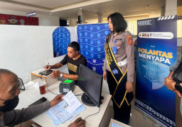 Pendampingan Humanis Satpas SIM Polresta Denpasar, Pemohon Dibantu Saat Pendataan dan Foto SIM