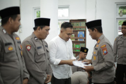 Kasat Reskrim dan Empat Personel Polres Sampang Siap Bertolak ke Baitullah