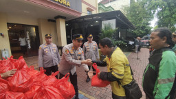 Polsek Tambora Perkuat Sinergitas Lewat Pembagian Sembako Sabuk Kamtibmas.