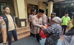 Polsek Tambora Tebar Kepedulian, 35 Paket Sembako Disalurkan untuk Para Janda.