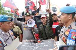 Kapolres Tanjung Priok, Beri Kejutan May Day, Buruh dan Sopir Deklarasikan Keselamatan Kerja.