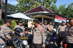 ​Pimpin Apel Jam Pimpinan, Kapolres Sampang Cek Kelayakan Kendaraan Dinas Personel